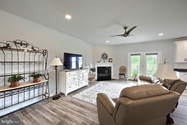 15 ONYX RD, New Oxford, PA 17350