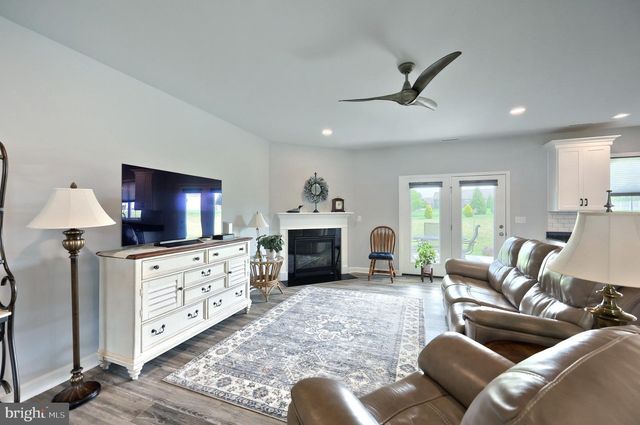 15 ONYX RD, New Oxford, PA 17350