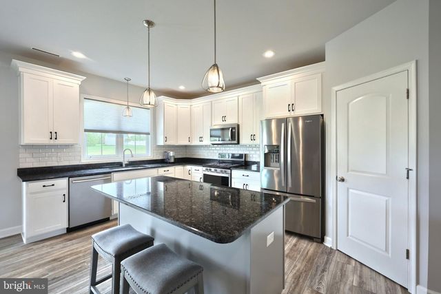 15 ONYX RD, New Oxford, PA 17350