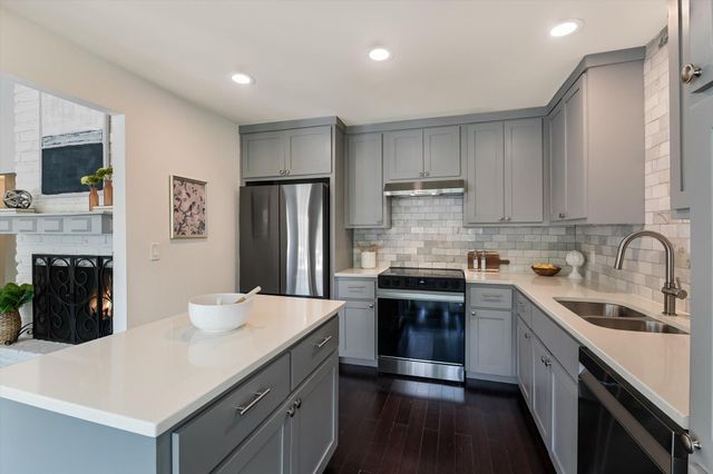 9405 Shady Oaks DR, Austin, TX 78729