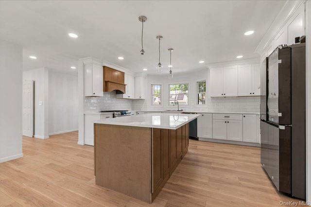 119 Sprucewood, Levittown, NY 11756