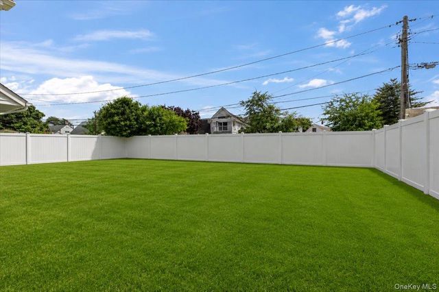 119 Sprucewood, Levittown, NY 11756