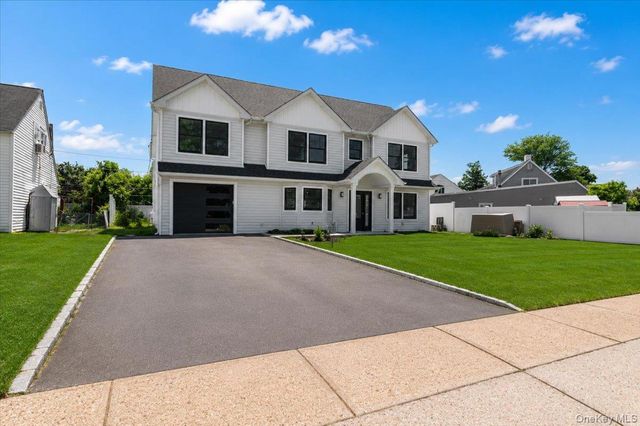 119 Sprucewood, Levittown, NY 11756