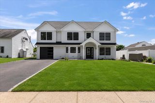 119 Sprucewood, Levittown, NY 11756