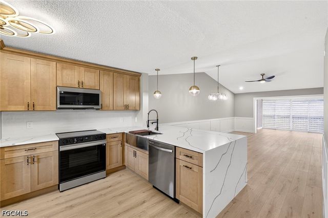 7761 Jewel LN 202, Naples, FL 34109