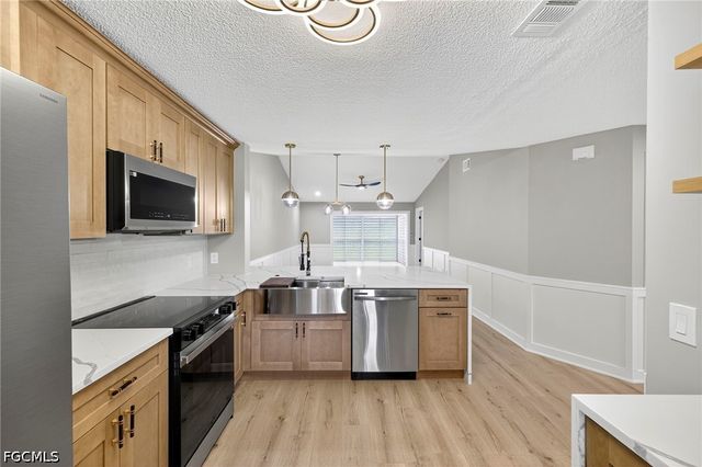 7761 Jewel LN 202, Naples, FL 34109