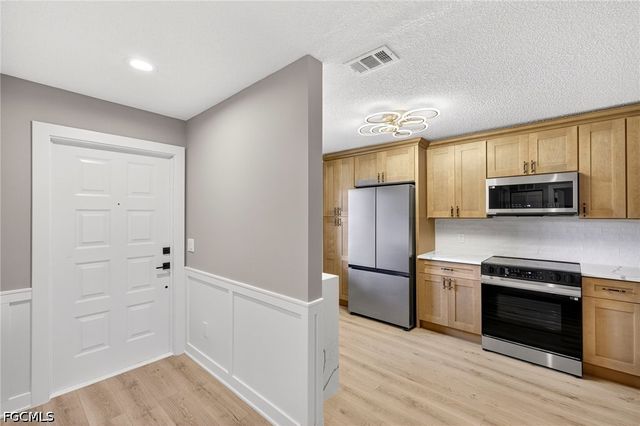 7761 Jewel LN 202, Naples, FL 34109