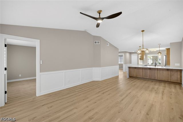 7761 Jewel LN 202, Naples, FL 34109