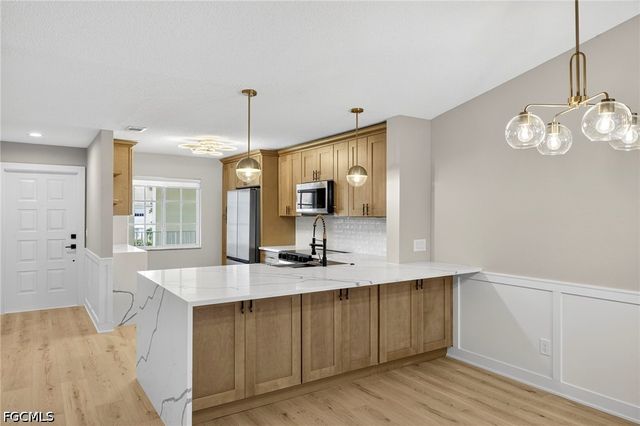 7761 Jewel LN 202, Naples, FL 34109