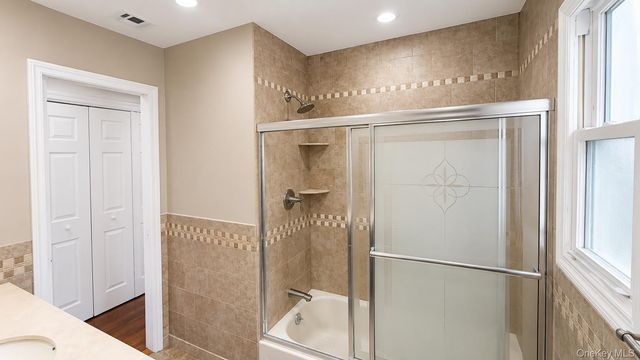 51 E Hollywood Avenue, Lindenhurst, NY 11757