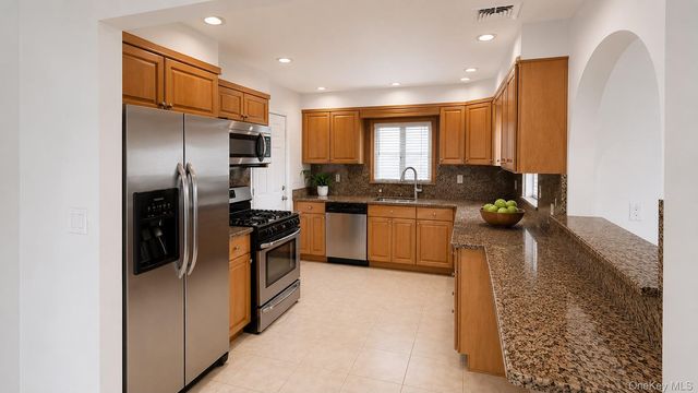 51 E Hollywood Avenue, Lindenhurst, NY 11757