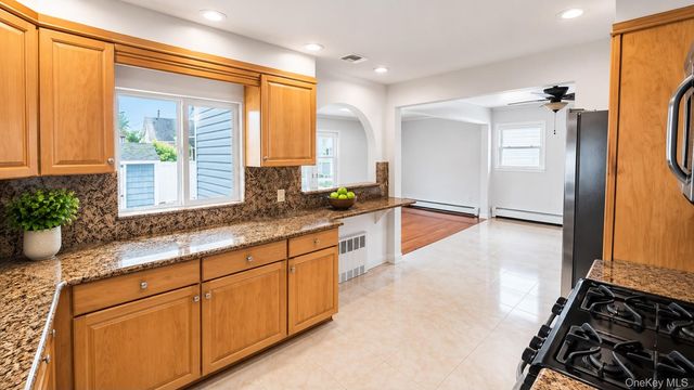 51 E Hollywood Avenue, Lindenhurst, NY 11757