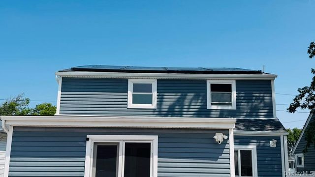 51 E Hollywood Avenue, Lindenhurst, NY 11757