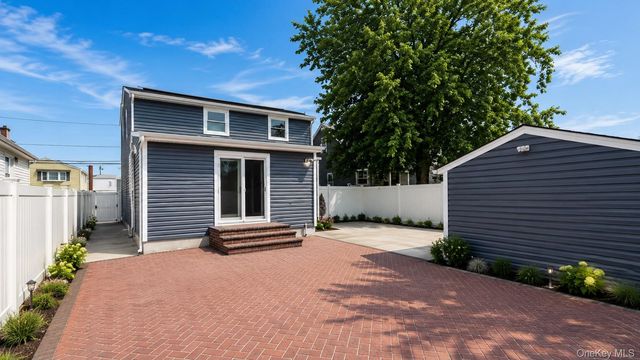 51 E Hollywood Avenue, Lindenhurst, NY 11757