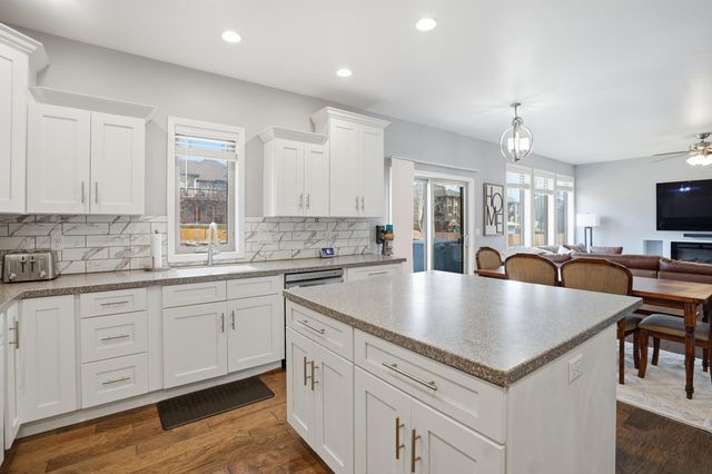 5604 S Honeysuckle Lane, Battlefield, MO 65619