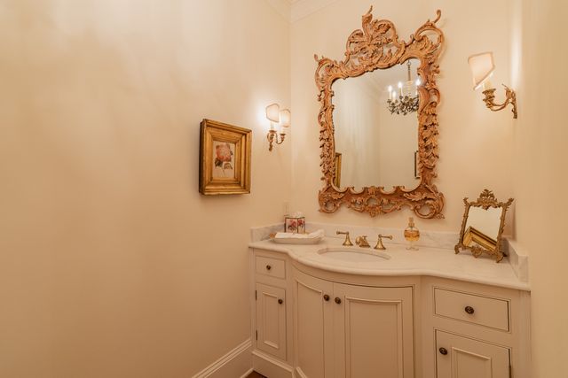 6108 Robin Hill Rd, Nashville, TN 37205