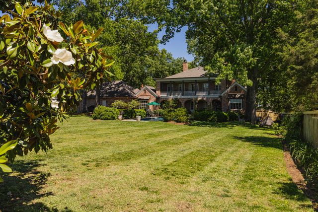 6108 Robin Hill Rd, Nashville, TN 37205