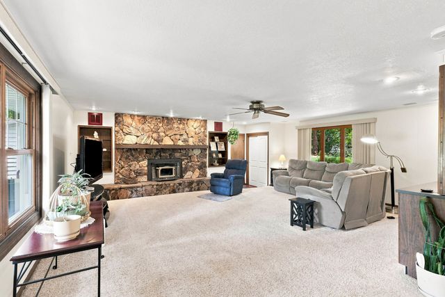 5079 Coachman Road, Bettendorf, IA 52722