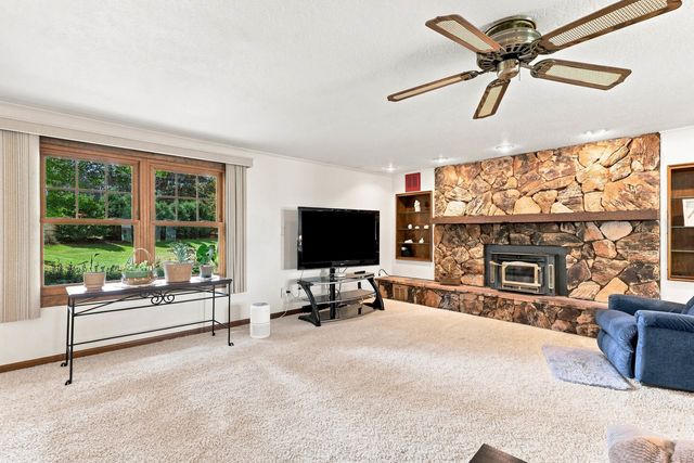 5079 Coachman Road, Bettendorf, IA 52722