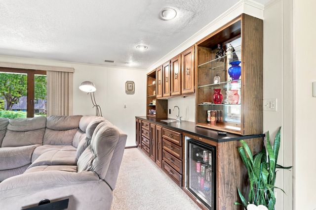 5079 Coachman Road, Bettendorf, IA 52722