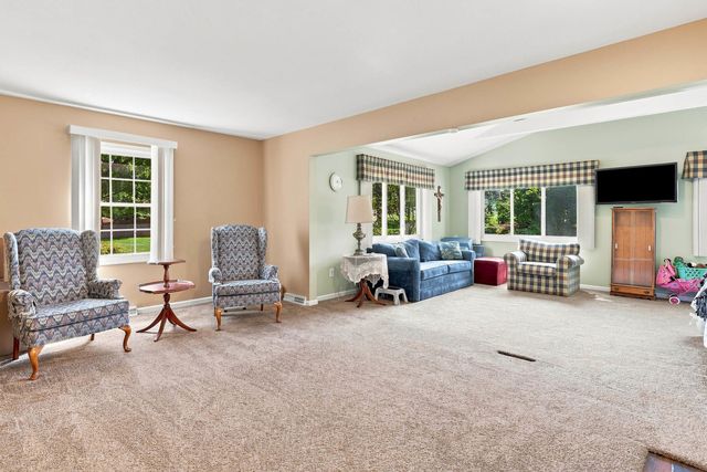 5079 Coachman Road, Bettendorf, IA 52722