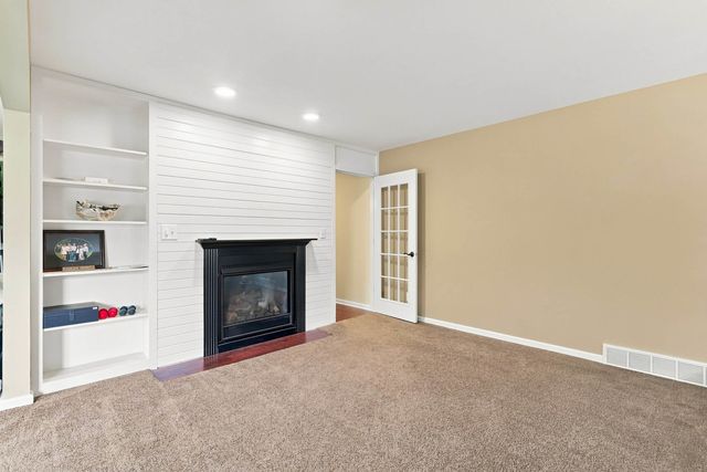 5079 Coachman Road, Bettendorf, IA 52722