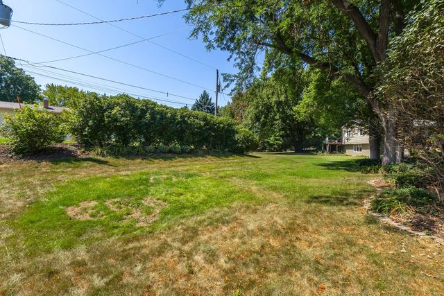 5079 Coachman Road, Bettendorf, IA 52722