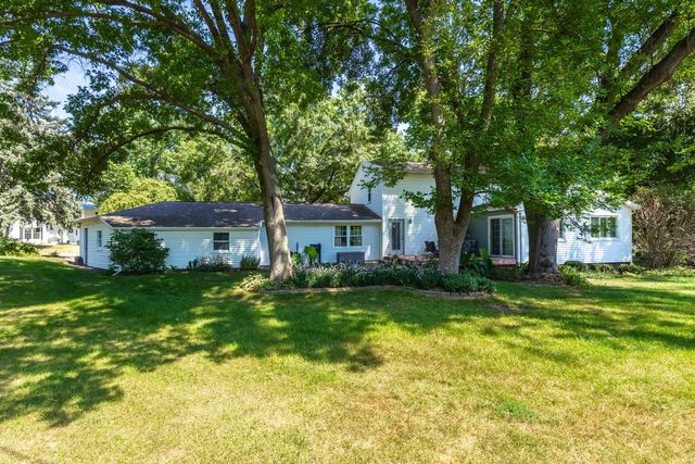 5079 Coachman Road, Bettendorf, IA 52722