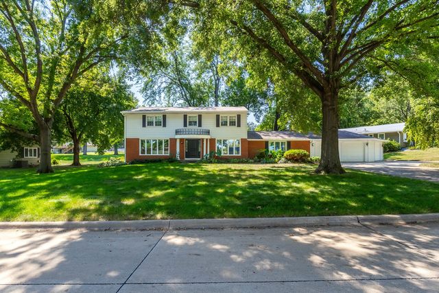 5079 Coachman Road, Bettendorf, IA 52722