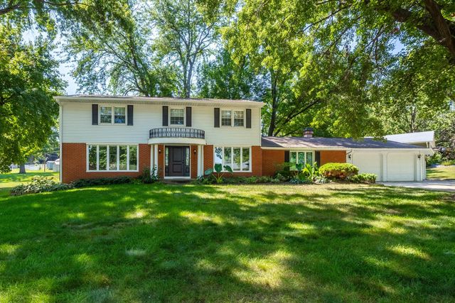 5079 Coachman Road, Bettendorf, IA 52722