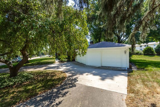 5079 Coachman Road, Bettendorf, IA 52722