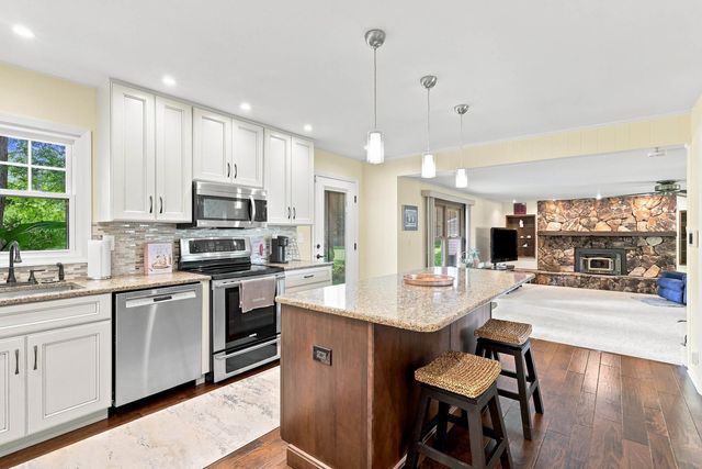5079 Coachman Road, Bettendorf, IA 52722