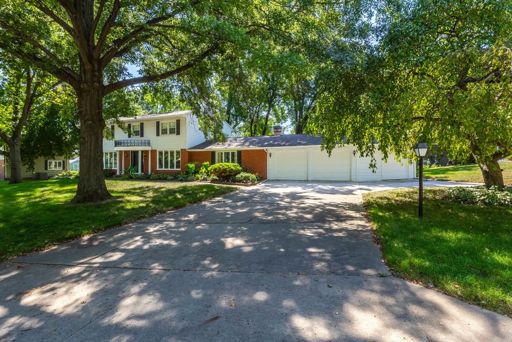5079 Coachman Road, Bettendorf, IA 52722