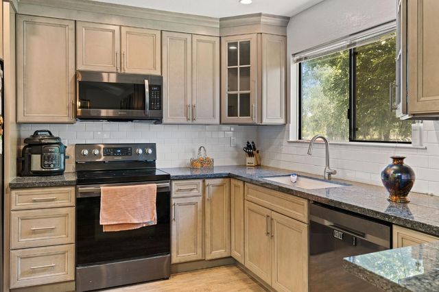 7610 Lakeridge Cir, Elk Grove, CA 95624