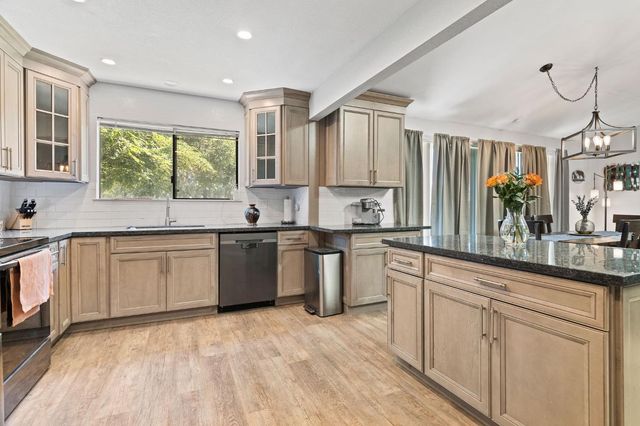 7610 Lakeridge Cir, Elk Grove, CA 95624
