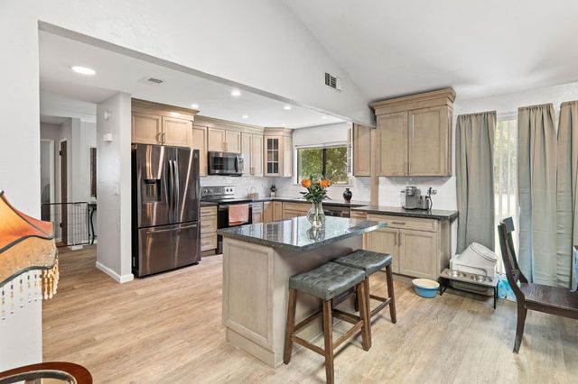 7610 Lakeridge Cir, Elk Grove, CA 95624