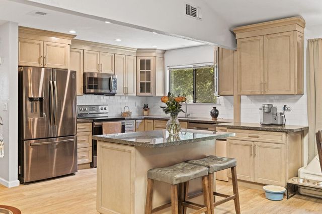 7610 Lakeridge Cir, Elk Grove, CA 95624