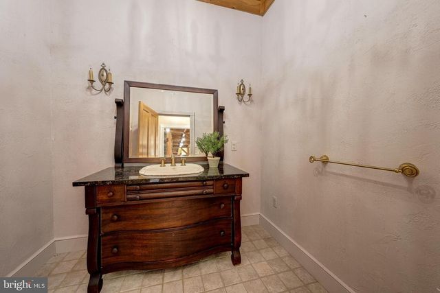 11597 LEEDS CHAPEL LN, Markham, VA 22643