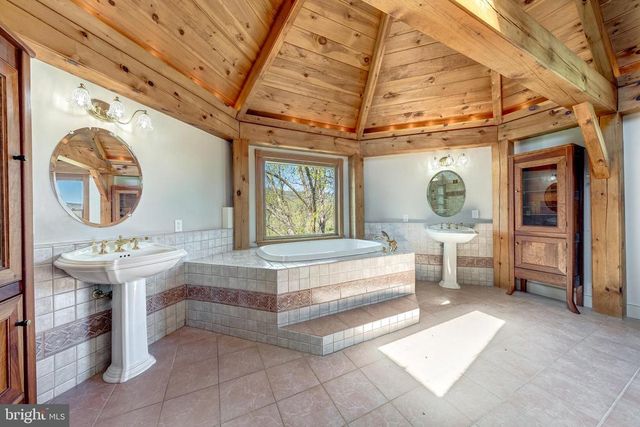 11597 LEEDS CHAPEL LN, Markham, VA 22643