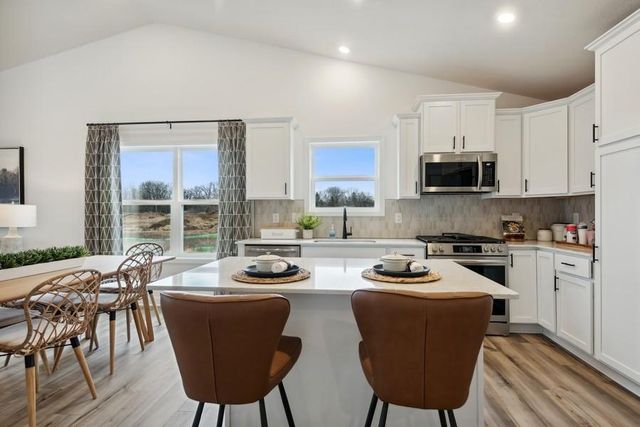 7632 40th Street N, Oakdale, MN 55128