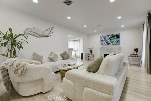 15556 Valerio, Van Nuys (los Angeles), CA 91406