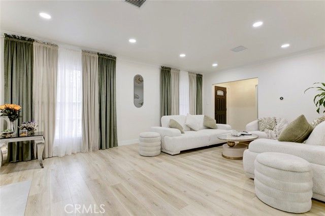 15556 Valerio, Van Nuys (los Angeles), CA 91406