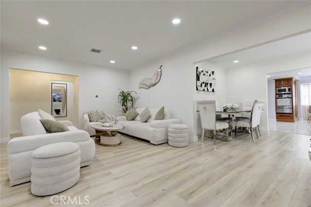 15556 Valerio, Van Nuys (los Angeles), CA 91406