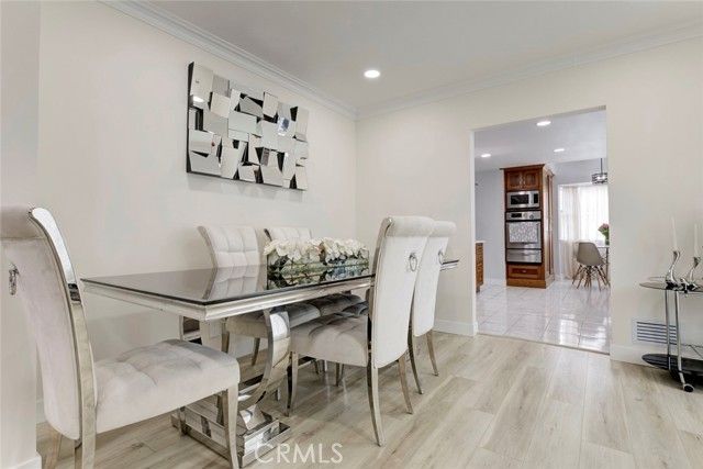 15556 Valerio, Van Nuys (los Angeles), CA 91406