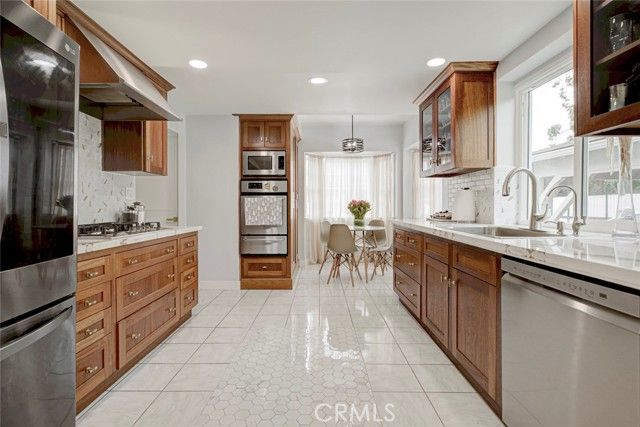 15556 Valerio, Van Nuys (los Angeles), CA 91406