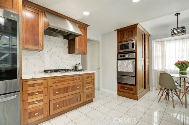 15556 Valerio, Van Nuys (los Angeles), CA 91406