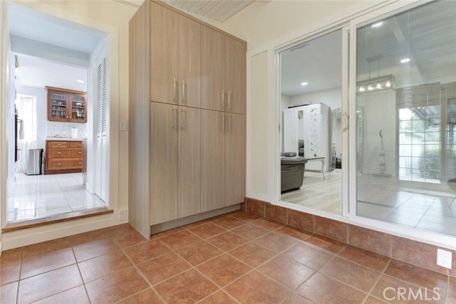 15556 Valerio, Van Nuys (los Angeles), CA 91406