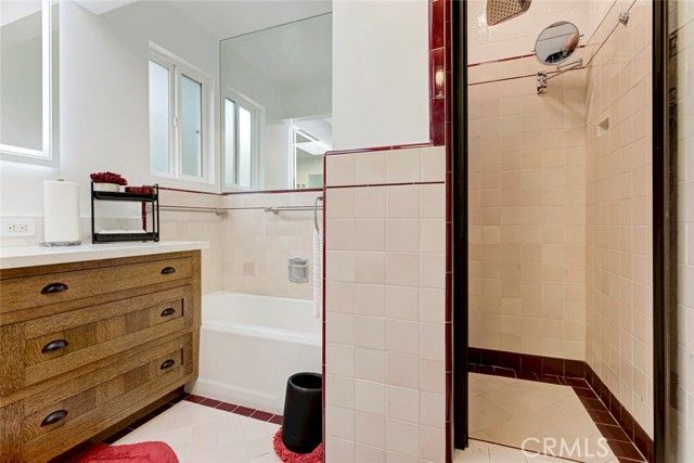 15556 Valerio, Van Nuys (los Angeles), CA 91406