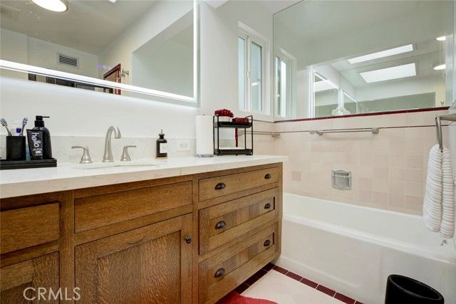 15556 Valerio, Van Nuys (los Angeles), CA 91406