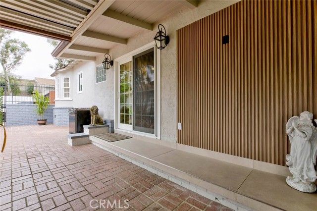 15556 Valerio, Van Nuys (los Angeles), CA 91406